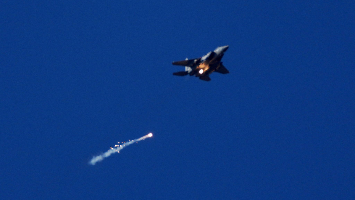 Israels Luftwaffe hat nach Angaben der Armee weitere Raketenstellungen im Iran angegriffen. (Archivbild)  - Foto: Ariel Schalit/AP/dpa