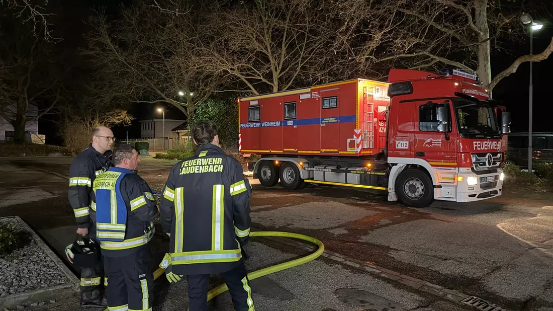 FW Weinheim: ÜBERLANDHILFE WÄHREND JAHRESHAUPTVERSAMMLUNG. FEUERWEHR WEINHEIM UNTERSTÜTZT BEI BRAND IN LAUDENBACH - Bild: presseportal.de
