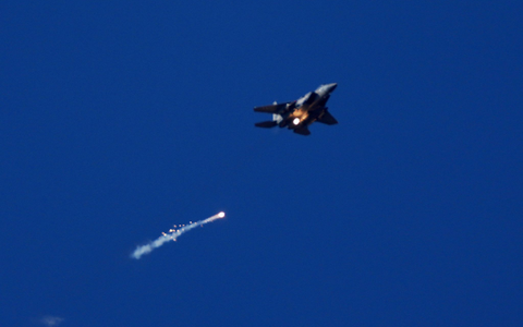 Israels Luftwaffe hat nach Angaben der Armee weitere Raketenstellungen im Iran angegriffen. (Archivbild)  - Foto: Ariel Schalit/AP/dpa