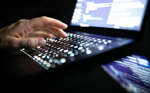 In der Industrie war der Studie zufolge 2025 etwa jede achte Firma von Cyberangriffen betroffen. (Symbolbild) - Foto: Philip Dulian/dpa In der Industrie war der Studie zufolge 2025 etwa jede achte Firma von Cyberangriffen betroffen. (Symbolbild) - Foto: Philip Dulian/dpa