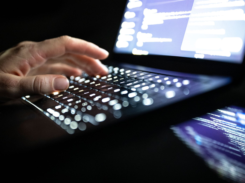 In der Industrie war der Studie zufolge 2025 etwa jede achte Firma von Cyberangriffen betroffen. (Symbolbild) - Foto: Philip Dulian/dpa