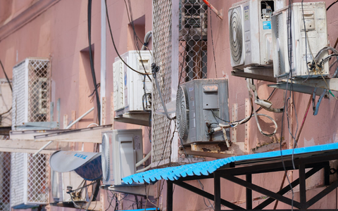Klimaanlagen an der Hauswand des Wirtschaftsministeriums in Neu Delhi. - Foto: Soeren Stache/dpa