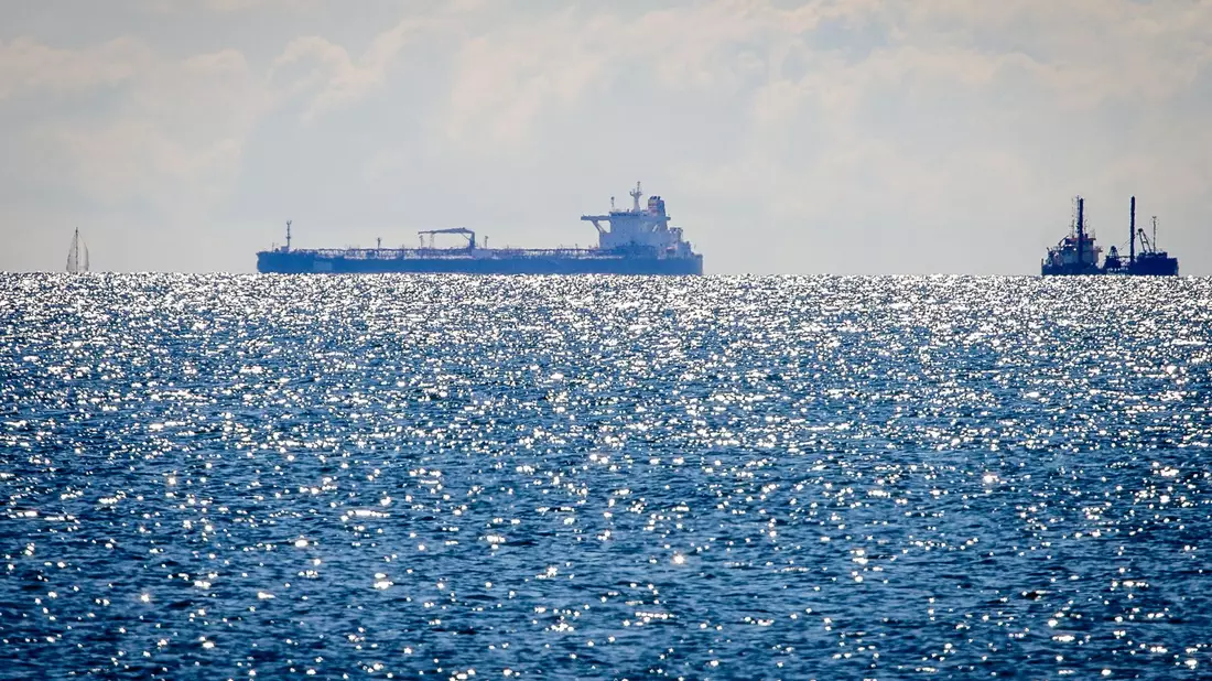 Immer wieder werden in Europa Tanker der russischen Schattenflotte eingenommen. - Bild: Jens Büttner/dpa