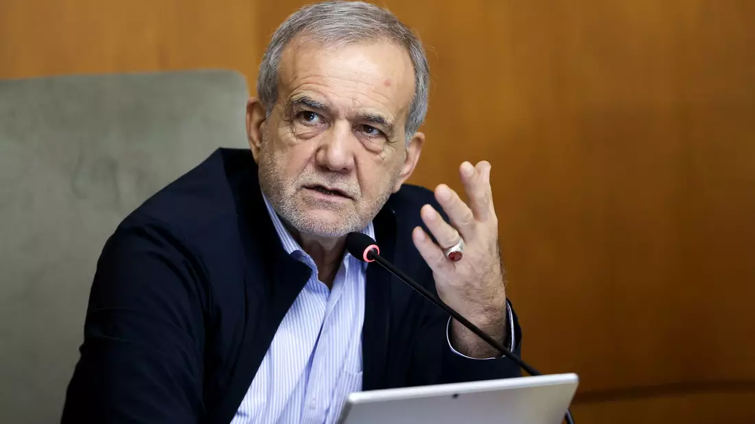 Präsident Peseschkian soll Teil des dreiköpfigen Rats sein, der den Iran vorübergehend führen soll. (Archivbil) - Bild: Iranian Presidency/ZUMA Press Wire/dpa