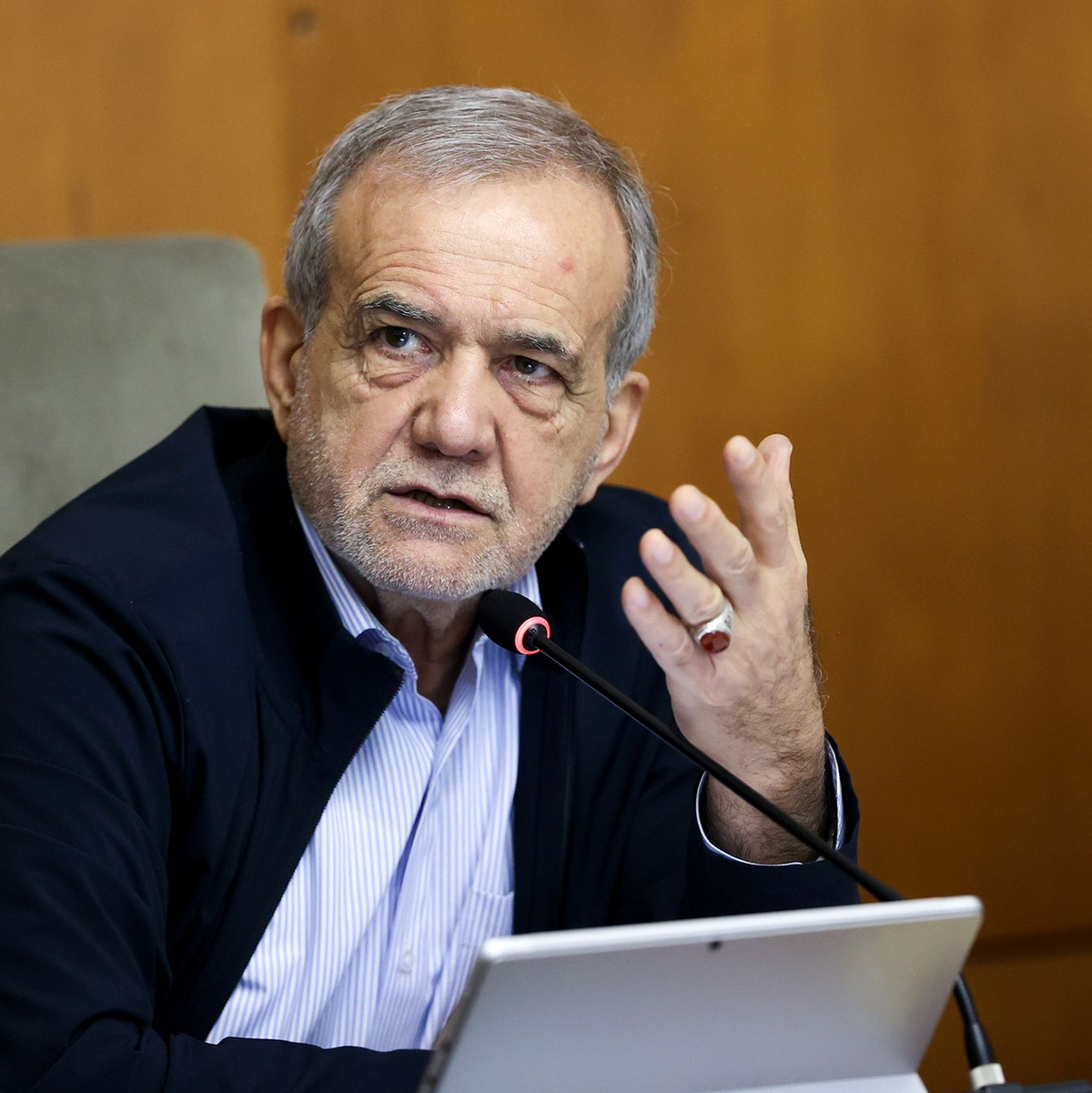 Präsident Peseschkian soll Teil des dreiköpfigen Rats sein, der den Iran vorübergehend führen soll. (Archivbil) - Foto: Iranian Presidency/ZUMA Press Wire/dpa