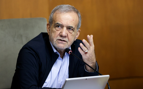 Präsident Peseschkian soll Teil des dreiköpfigen Rats sein, der den Iran vorübergehend führen soll. (Archivbil) - Foto: Iranian Presidency/ZUMA Press Wire/dpa