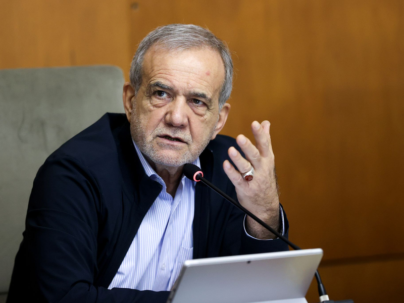 Präsident Peseschkian soll Teil des dreiköpfigen Rats sein, der den Iran vorübergehend führen soll. (Archivbil) - Foto: Iranian Presidency/ZUMA Press Wire/dpa