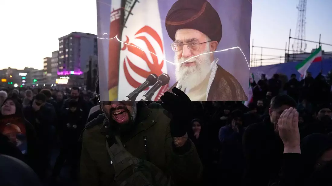 Aus dem Im Iran gibt es nach der Tötung Chameneis sowohl Berichte über Trauer als auch über ausgelassenes Feiern.  - Bild: Vahid Salemi/AP/dpa