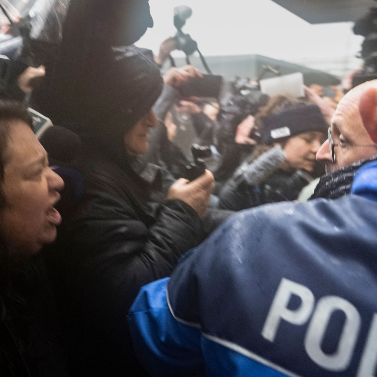 Angehörige konfrontieren Barbesitzer Moretti mit Wut und Trauer. (Archivbild) - Foto: Alessandro Della Valle/KEYSTONE/dpa