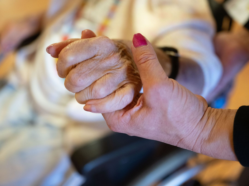 Die Finanzlage der Pflegeversicherung bleibt angespannt. (Archivbild) - Foto: Marijan Murat/dpa