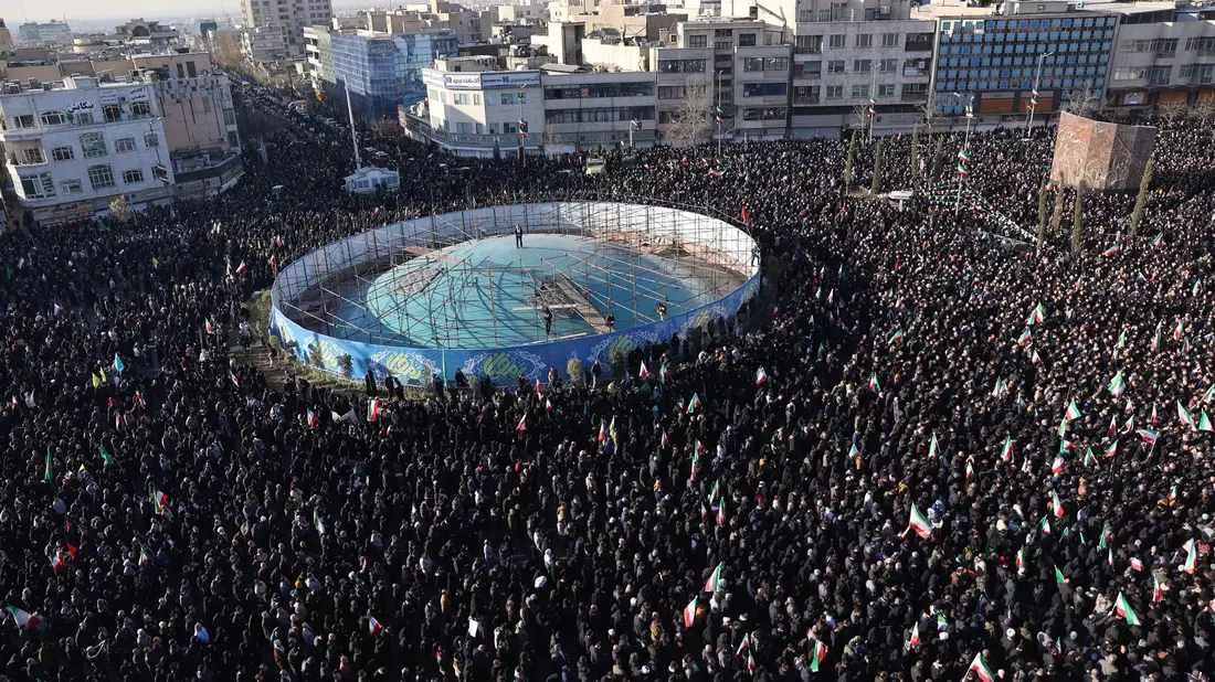 Irans Staatsmedien verbreiten Aufnahmen von trauernden Menschen.   - Bild: Vahid Salemi/AP/dpa
