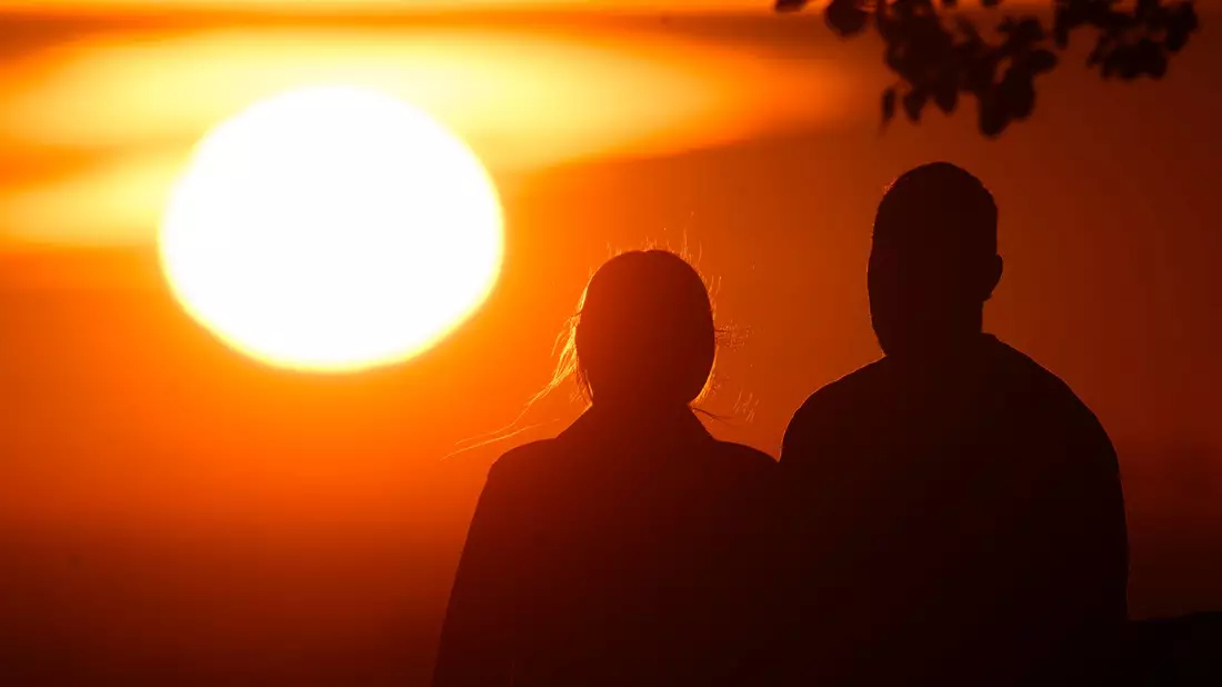Die Rückkehr der Romantik fällt in eine Zeit emotionaler Erschöpfung. (Symbolbild) - Bild: Julian Stratenschulte/dpa