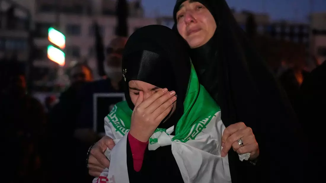 Nach Bekanntgabe des Todes von Ajatollah Ali Chamenei trauerten viele Menschen. (Foto-aktuell) - Bild: Vahid Salemi/AP/dpa