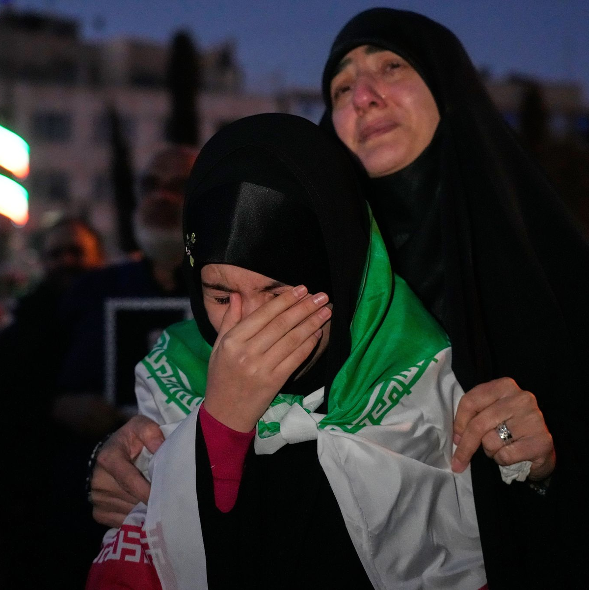 Nach Bekanntgabe des Todes von Ajatollah Ali Chamenei trauerten viele Menschen. (Foto-aktuell) - Foto: Vahid Salemi/AP/dpa