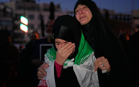 Nach Bekanntgabe des Todes von Ajatollah Ali Chamenei trauerten viele Menschen. (Foto-aktuell) - Foto: Vahid Salemi/AP/dpa