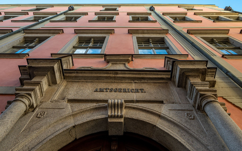 Nach dem Hafttermin lief der 22-Jährige auf dem Weg zum Polizeiwagen davon. (Archivbild) - Foto: Armin Weigel/dpa