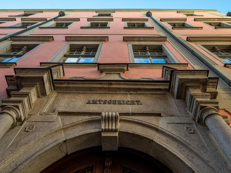 Nach dem Hafttermin lief der 22-Jährige auf dem Weg zum Polizeiwagen davon. (Archivbild) - Foto: Armin Weigel/dpa