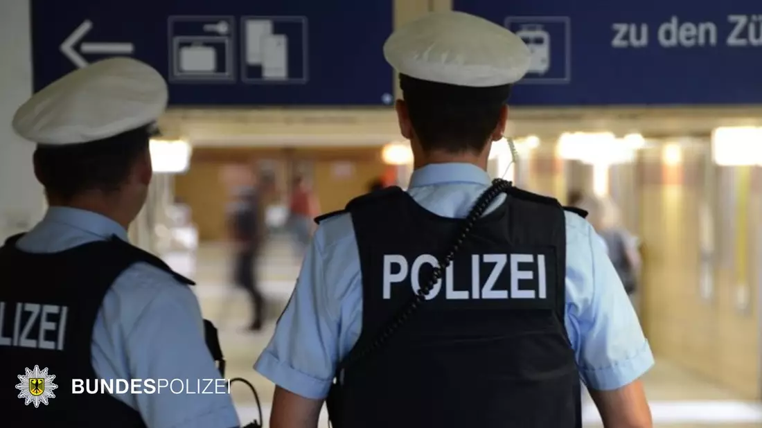 Bundespolizeidirektion München: Verspäteter Sonderzug / Fans beschmieren Wände und Schaukästen - Bild: presseportal.de