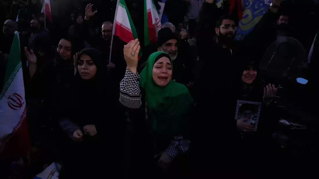 Nach dem Tod des Religionsführers Ajatollah Ali Chamenei sind die Gefühle der Menschen im Iran gespalten.  - Bild: Vahid Salemi/AP/dpa
