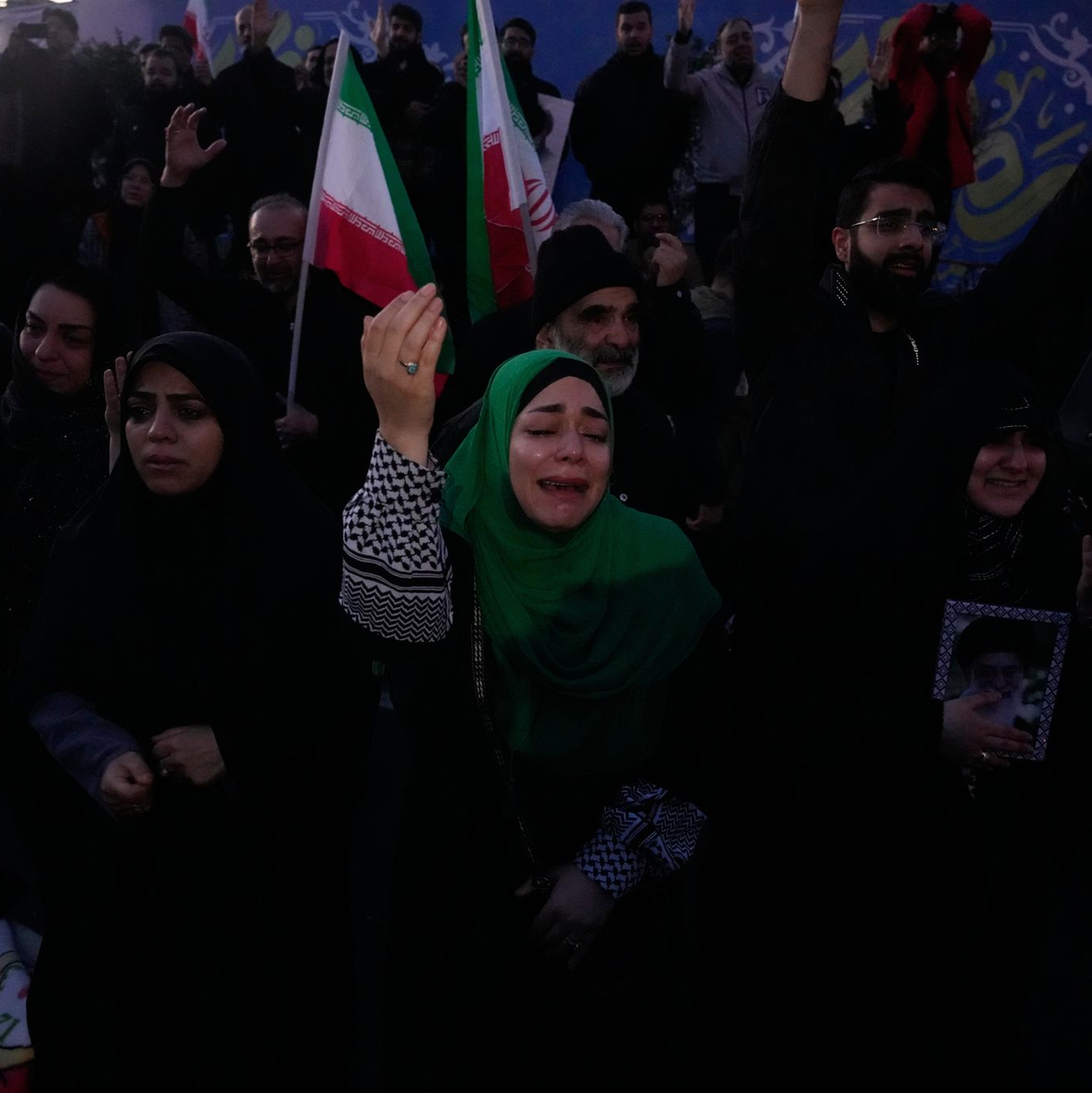Nach dem Tod des Religionsführers Ajatollah Ali Chamenei sind die Gefühle der Menschen im Iran gespalten.  - Foto: Vahid Salemi/AP/dpa