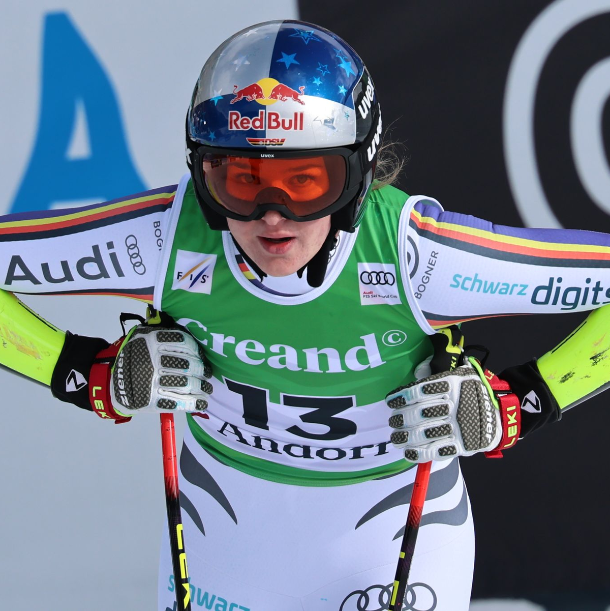 Nach ihrem Sieg am Samstag wurde Emma Aicher 24 Stunden später von Sofia Goggia bezwungen. - Foto: Marco Trovati/AP/dpa