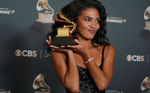 Olivia Dean räumte bei den Brit Awards ab. - Foto: Richard Shotwell/Invision/AP/dpa