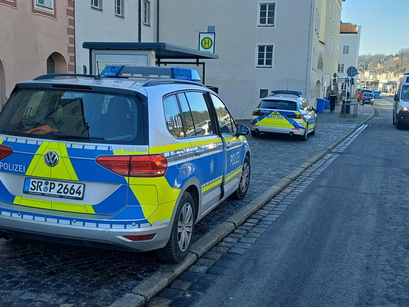 Mehrere Streifenbesatzungen, die Bereitschaftspolizei, Spürhunde und ein Polizeihubschrauber suchten erfolglos nach dem 22-Jährigen. - Foto: Markus Zechbauer/zema-medien.de/dpa