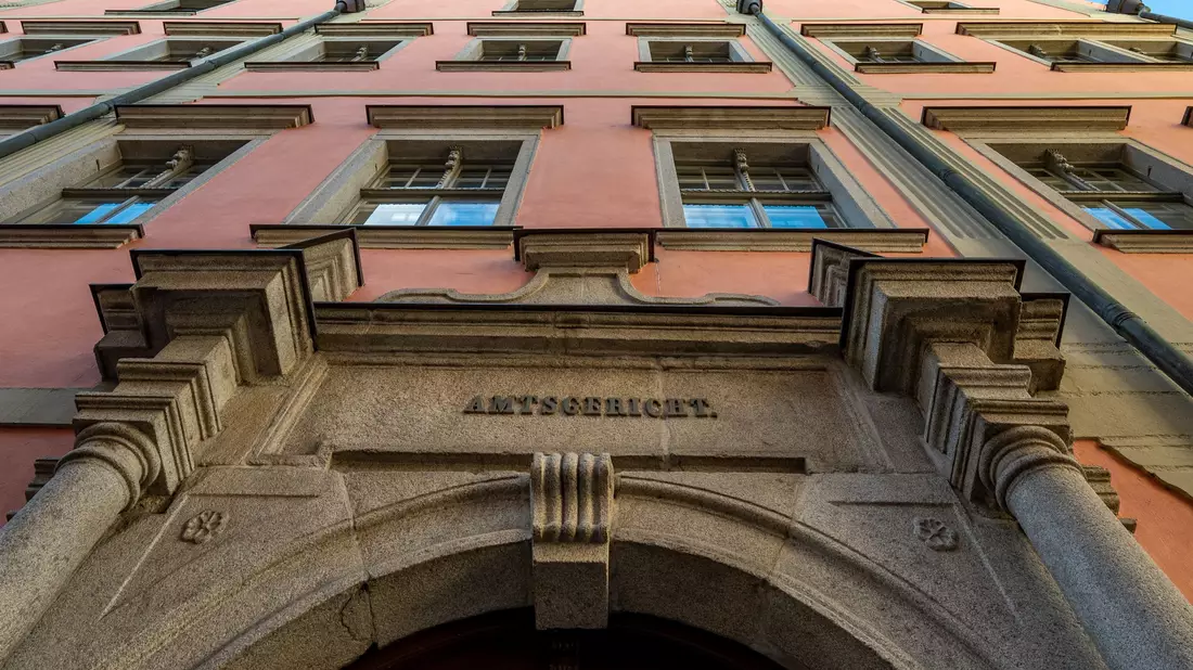 Nach dem Hafttermin lief der 22-Jährige auf dem Weg zum Polizeiwagen davon. (Archivbild) - Bild: Armin Weigel/dpa