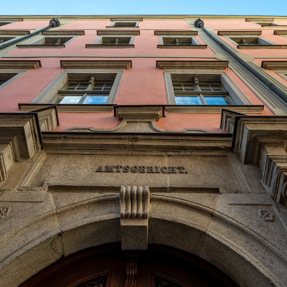 Nach dem Hafttermin lief der 22-Jährige auf dem Weg zum Polizeiwagen davon. (Archivbild) - Foto: Armin Weigel/dpa