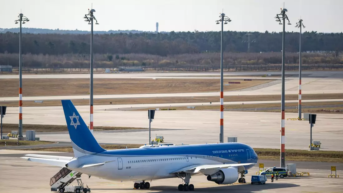 Israels Staatsflugzeug «Flügel Zions» steht am Flughafen BER. - Bild: Christophe Gateau/dpa