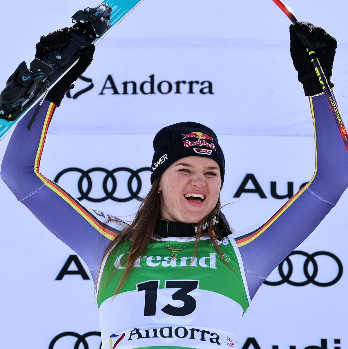Emma Aicher jubelt über Platz zwei im zweiten Super-G von Soldeu. - Foto: Marco Trovati/AP/dpa