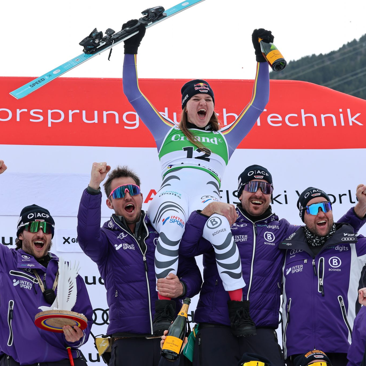 Nach ihrem Triumph wird Emma Aicher gebührend gefeiert. - Foto: Marco Trovati/AP/dpa