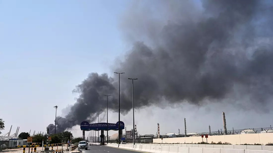 Rauch steigt auf nach iranischem Drohnenangriff im Hafengebiet von Dubai auf. - Bild: Fatima Shbair/AP/dpa