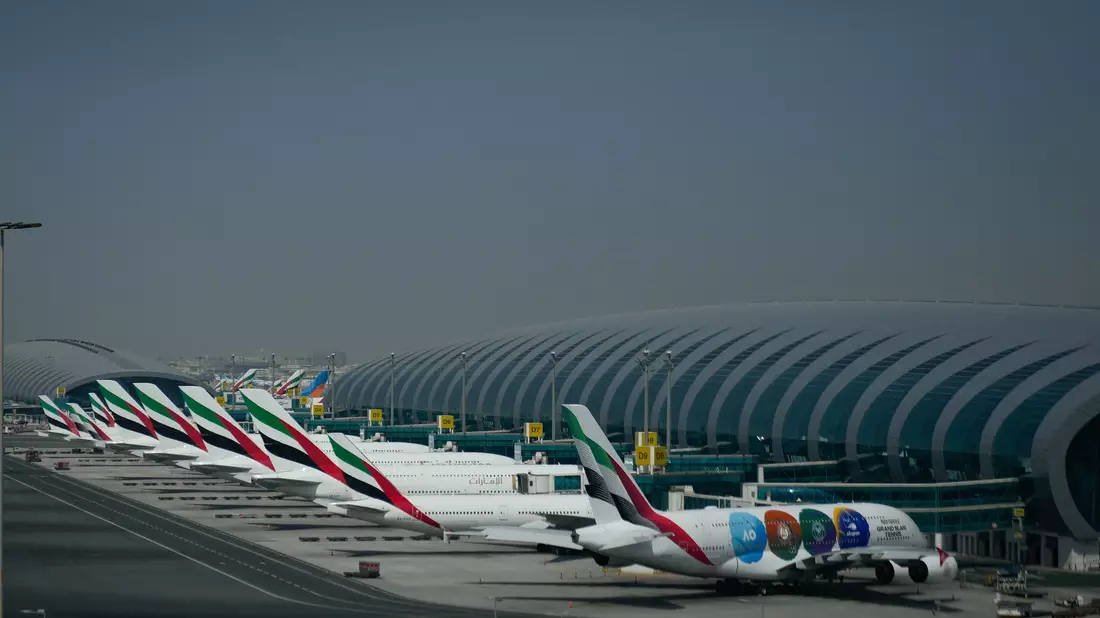 Emirates-Flugzeuge werden nach der Schließung des Dubai International Airport geparkt. - Bild: Altaf Qadri/AP/dpa