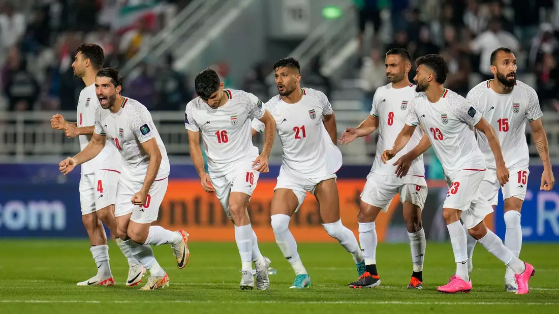 Die iranische Nationalelf ist für die WM qualifiziert, doch die Teilnahme ist ungewiss. (Archivbild) - Bild: Aijaz Rahi/AP/dpa