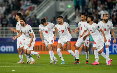 Die iranische Nationalelf ist für die WM qualifiziert, doch die Teilnahme ist ungewiss. (Archivbild) - Foto: Aijaz Rahi/AP/dpa