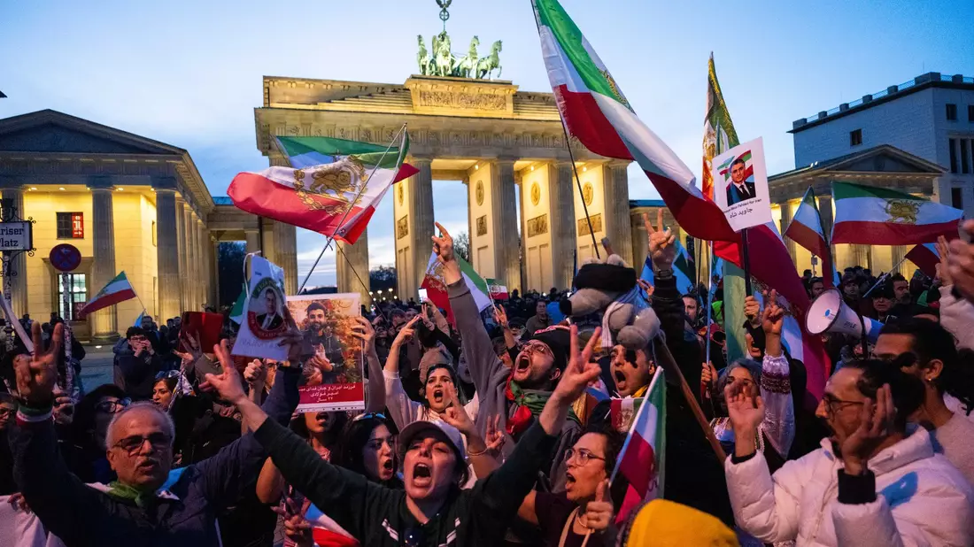 Auch am Brandenburger Tor demonstrierten Menschen gegen die autoritäre Führung in Teheran. - Bild: Christophe Gateau/dpa