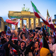 Auch am Brandenburger Tor demonstrierten Menschen gegen die autoritäre Führung in Teheran. - Foto: Christophe Gateau/dpa