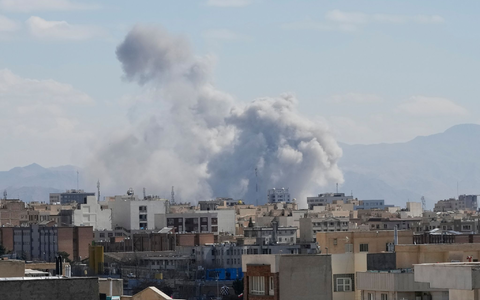 Seit Samstagmorgen greifen Israel und die USA Ziele im Iran an.  - Foto: Uncredited/AP/dpa