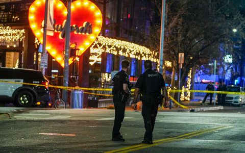 Polizeibeamte bewachen den Tatort nach Schüssen in einer Bar im texanischen Austin. - Foto: Ricardo B. Brazziell/Austin American-Statesman/AP/dpa
