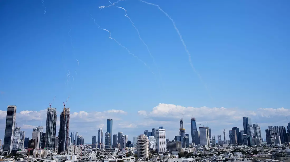 Auch der Iran setzte seine Angriffe fort - nicht nur auf Israel. - Bild: Ohad Zwigenberg/AP/dpa