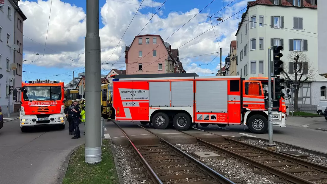 FW Stuttgart: Straßenbahnunfall - Feuerwehr befreit Person - Bild: presseportal.de