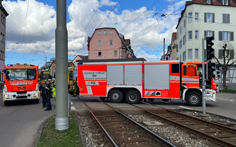 FW Stuttgart: Straßenbahnunfall - Feuerwehr befreit Person - Foto: presseportal.de