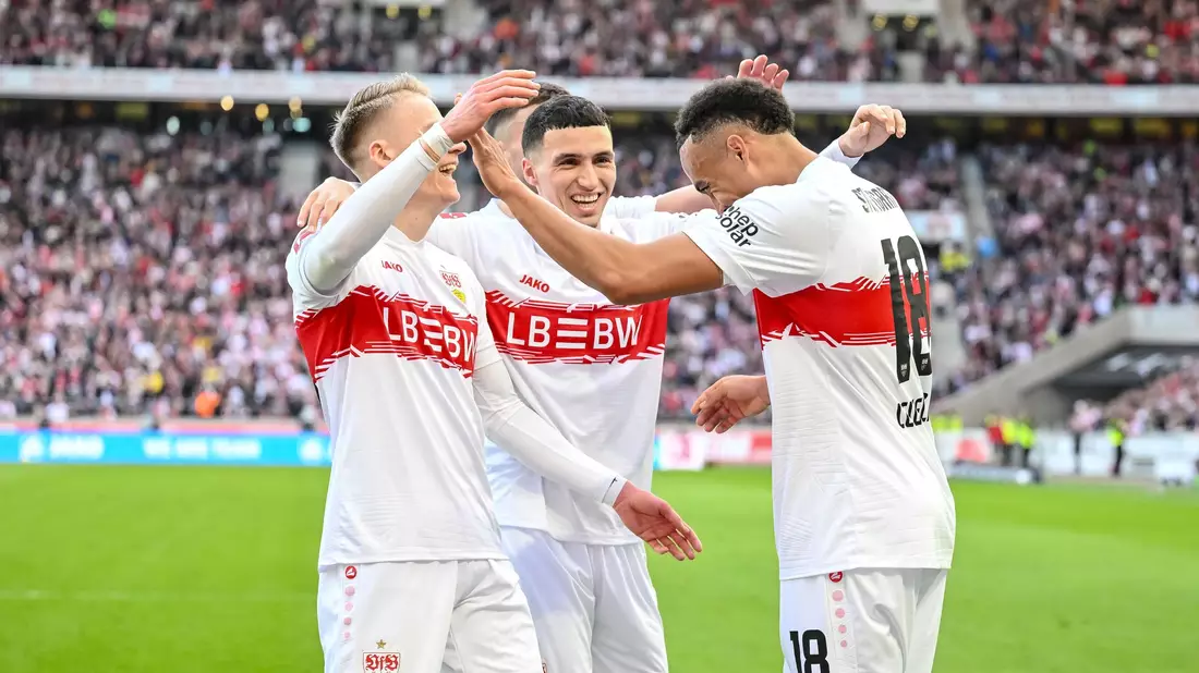 Kollektiver Jubel in Rot und Weiß: Chris Führich, Bilal El Khannouss und Jamie Leweling - Bild: Harry Langer/dpa