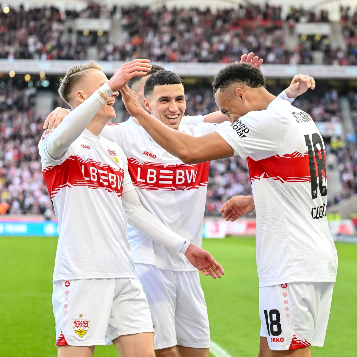 Kollektiver Jubel in Rot und Weiß: Chris Führich, Bilal El Khannouss und Jamie Leweling - Foto: Harry Langer/dpa