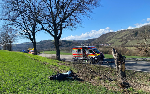 POL-PILEK: Schwerer Unfall auf der L234 - Motorradfahrer kollidiert mit Baum - Foto: presseportal.de