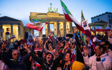 Auch am Brandenburger Tor demonstrierten Menschen gegen die autoritäre Führung in Teheran. - Foto: Christophe Gateau/dpa