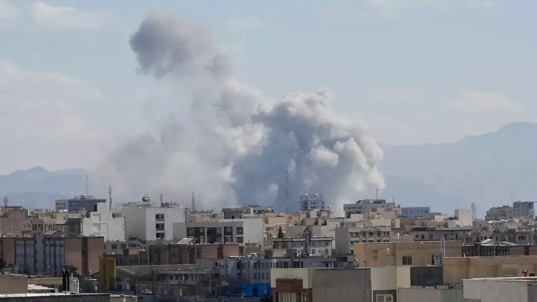 Seit Samstagmorgen greifen Israel und die USA Ziele im Iran an.  - Bild: Uncredited/AP/dpa