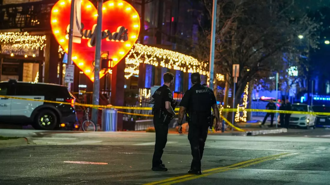 Polizeibeamte bewachen den Tatort nach Schüssen in einer Bar im texanischen Austin. - Bild: Ricardo B. Brazziell/Austin American-Statesman/AP/dpa