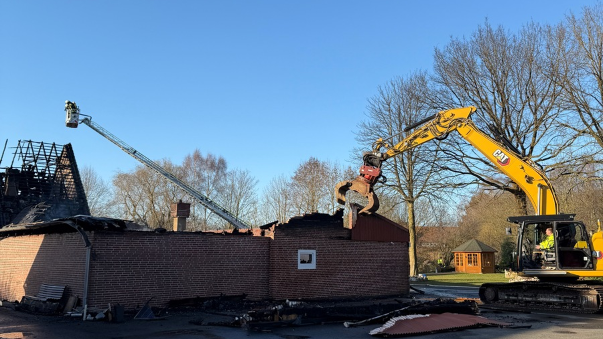 FW-ROW: Großbrand von Wohnhaus mit Schwimmbad - Einsatz dauert über fünf Stunden - Foto: presseportal.de